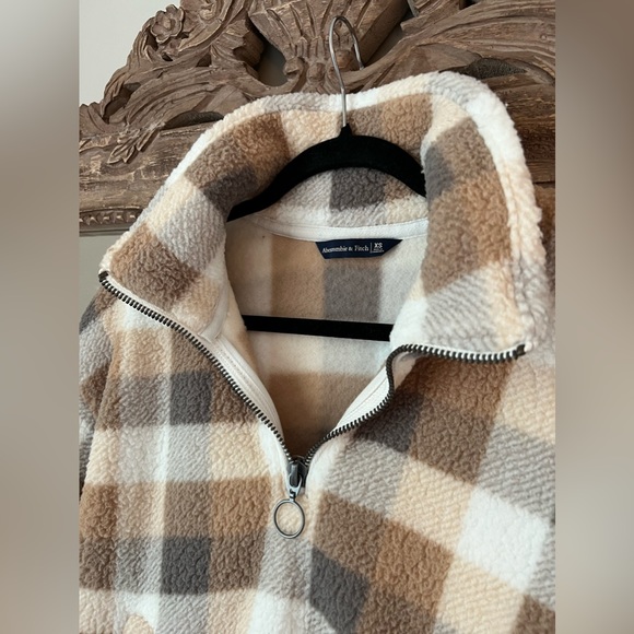 Abercrombie & Fitch Sherpa Sweater pullover extra small worn once - Picture 3 of 6